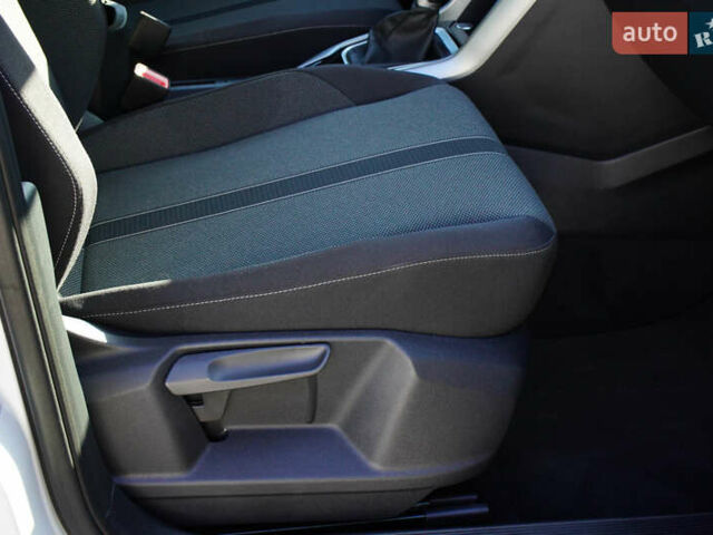 Білий Фольксваген Ті-Рок, об'ємом двигуна 1.4 л та пробігом 8 тис. км за 28687 $, фото 31 на Automoto.ua