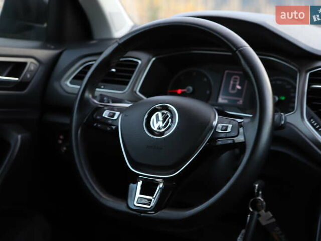 Черный Фольксваген Ти-Рок, объемом двигателя 1.97 л и пробегом 110 тыс. км за 24899 $, фото 60 на Automoto.ua