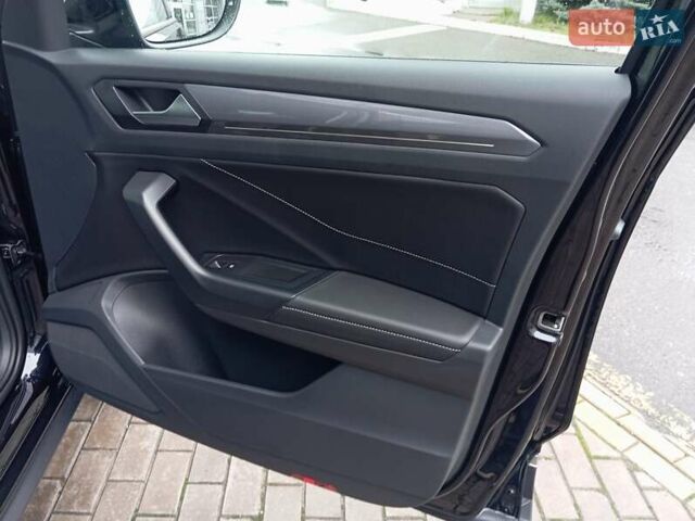 Черный Фольксваген Ти-Рок, объемом двигателя 1.4 л и пробегом 11 тыс. км за 30200 $, фото 32 на Automoto.ua