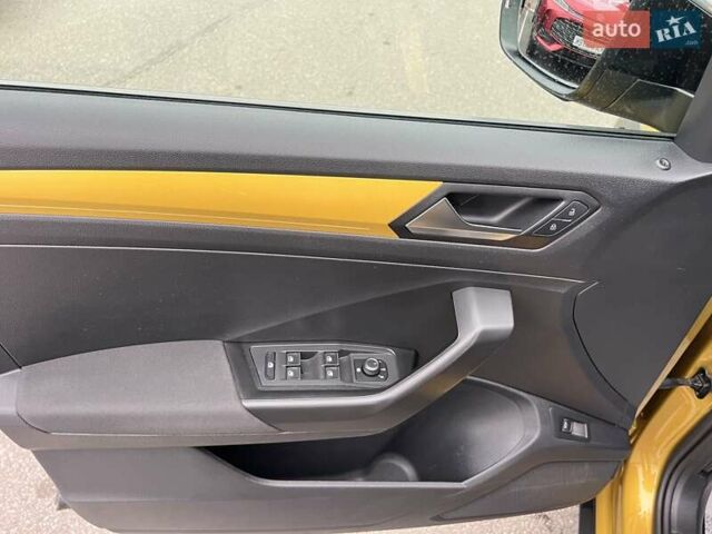 Желтый Фольксваген Ти-Рок, объемом двигателя 1.5 л и пробегом 78 тыс. км за 19713 $, фото 16 на Automoto.ua