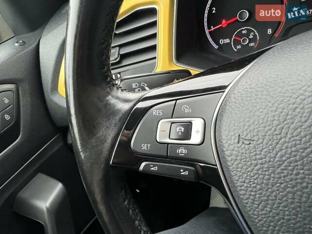 Желтый Фольксваген Ти-Рок, объемом двигателя 1.5 л и пробегом 78 тыс. км за 19713 $, фото 32 на Automoto.ua