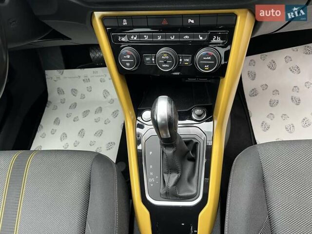 Желтый Фольксваген Ти-Рок, объемом двигателя 1.5 л и пробегом 78 тыс. км за 19713 $, фото 24 на Automoto.ua