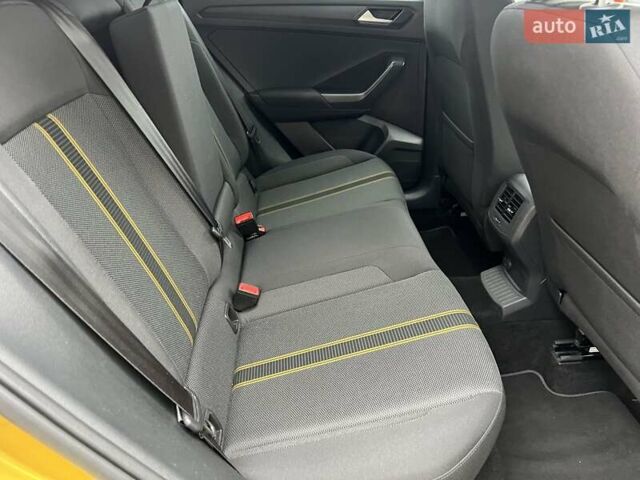 Желтый Фольксваген Ти-Рок, объемом двигателя 1.5 л и пробегом 78 тыс. км за 19713 $, фото 2 на Automoto.ua