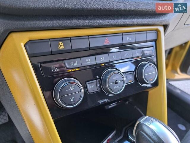 Желтый Фольксваген Ти-Рок, объемом двигателя 1.5 л и пробегом 113 тыс. км за 21500 $, фото 22 на Automoto.ua