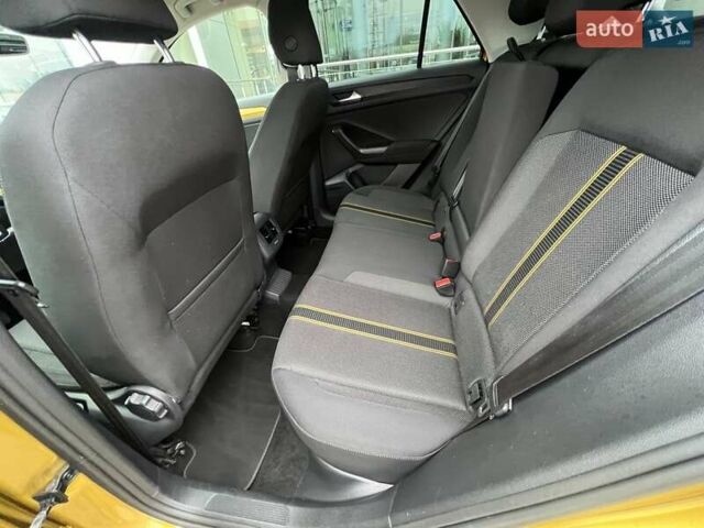 Желтый Фольксваген Ти-Рок, объемом двигателя 1.5 л и пробегом 78 тыс. км за 19713 $, фото 3 на Automoto.ua