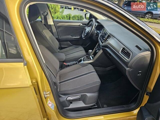 Жовтий Фольксваген Ті-Рок, об'ємом двигуна 1.5 л та пробігом 65 тис. км за 23490 $, фото 31 на Automoto.ua