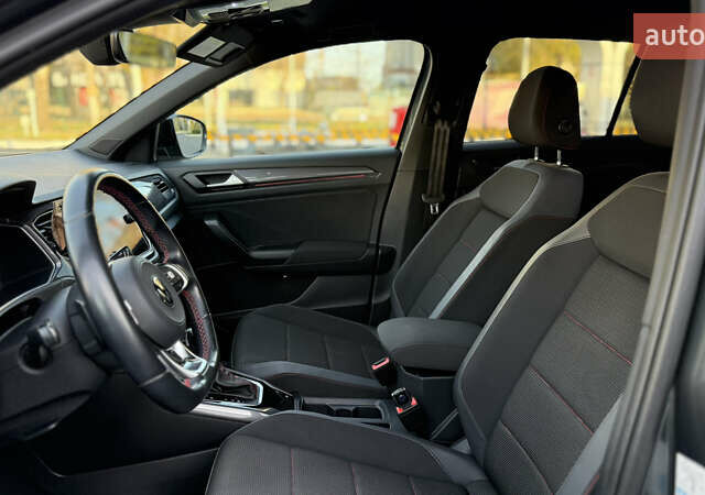 Серый Фольксваген Ти-Рок, объемом двигателя 1.5 л и пробегом 60 тыс. км за 25900 $, фото 12 на Automoto.ua