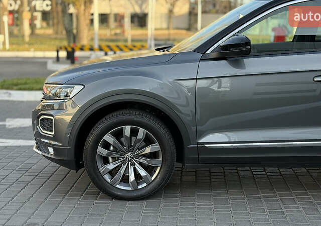 Серый Фольксваген Ти-Рок, объемом двигателя 1.5 л и пробегом 60 тыс. км за 25900 $, фото 15 на Automoto.ua