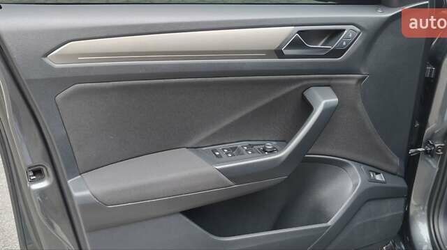 Серый Фольксваген Ти-Рок, объемом двигателя 1.5 л и пробегом 49 тыс. км за 22400 $, фото 19 на Automoto.ua