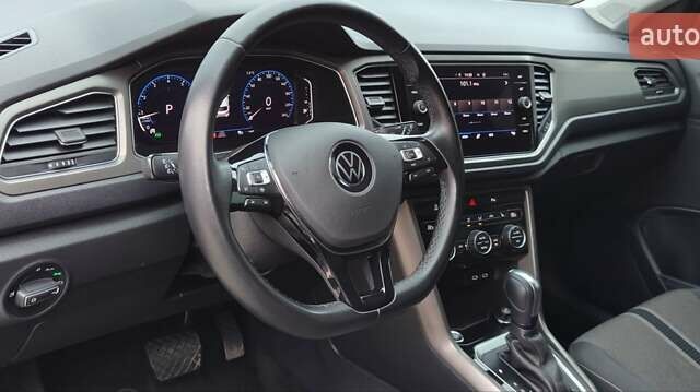 Серый Фольксваген Ти-Рок, объемом двигателя 1.5 л и пробегом 49 тыс. км за 22400 $, фото 21 на Automoto.ua