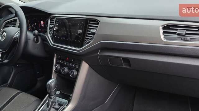 Серый Фольксваген Ти-Рок, объемом двигателя 1.5 л и пробегом 49 тыс. км за 22400 $, фото 33 на Automoto.ua