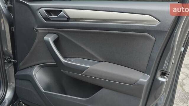 Серый Фольксваген Ти-Рок, объемом двигателя 1.5 л и пробегом 49 тыс. км за 22400 $, фото 36 на Automoto.ua