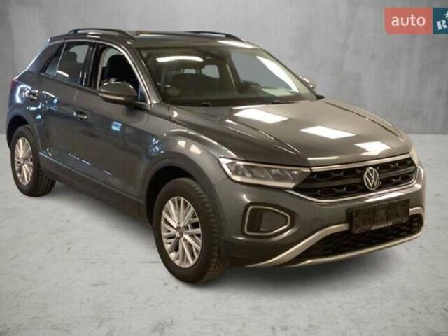 Серый Фольксваген Ти-Рок, объемом двигателя 2 л и пробегом 170 тыс. км за 21999 $, фото 3 на Automoto.ua