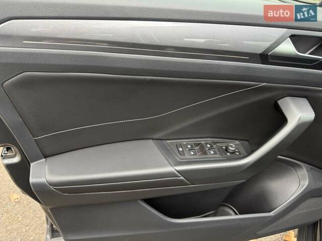 Серый Фольксваген Ти-Рок, объемом двигателя 1.5 л и пробегом 24 тыс. км за 29500 $, фото 24 на Automoto.ua