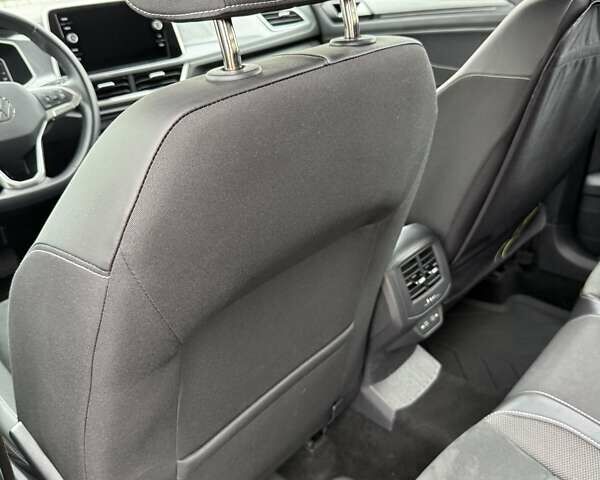 Серый Фольксваген Ти-Рок, объемом двигателя 1.5 л и пробегом 24 тыс. км за 29500 $, фото 20 на Automoto.ua