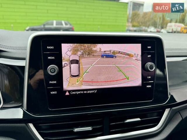 Серый Фольксваген Ти-Рок, объемом двигателя 1.4 л и пробегом 7 тыс. км за 33900 $, фото 63 на Automoto.ua