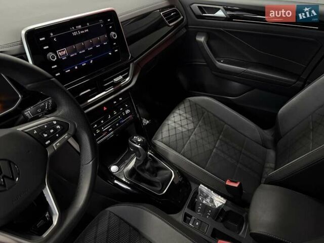 Серый Фольксваген Ти-Рок, объемом двигателя 1.4 л и пробегом 11 тыс. км за 32500 $, фото 34 на Automoto.ua