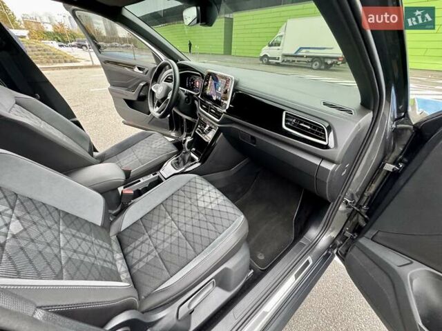 Серый Фольксваген Ти-Рок, объемом двигателя 1.4 л и пробегом 7 тыс. км за 33900 $, фото 43 на Automoto.ua