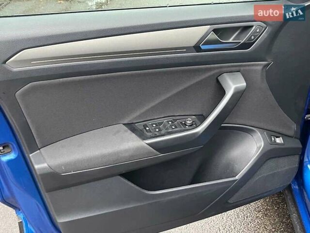 Синий Фольксваген Ти-Рок, объемом двигателя 1.5 л и пробегом 120 тыс. км за 21490 $, фото 26 на Automoto.ua