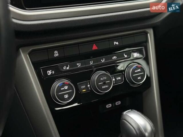 Синий Фольксваген Ти-Рок, объемом двигателя 1.5 л и пробегом 96 тыс. км за 23300 $, фото 25 на Automoto.ua