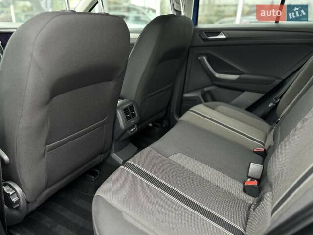 Синий Фольксваген Ти-Рок, объемом двигателя 1.5 л и пробегом 96 тыс. км за 23300 $, фото 13 на Automoto.ua