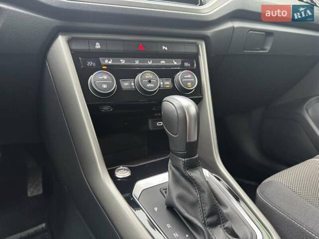 Синий Фольксваген Ти-Рок, объемом двигателя 1.5 л и пробегом 76 тыс. км за 23950 $, фото 22 на Automoto.ua