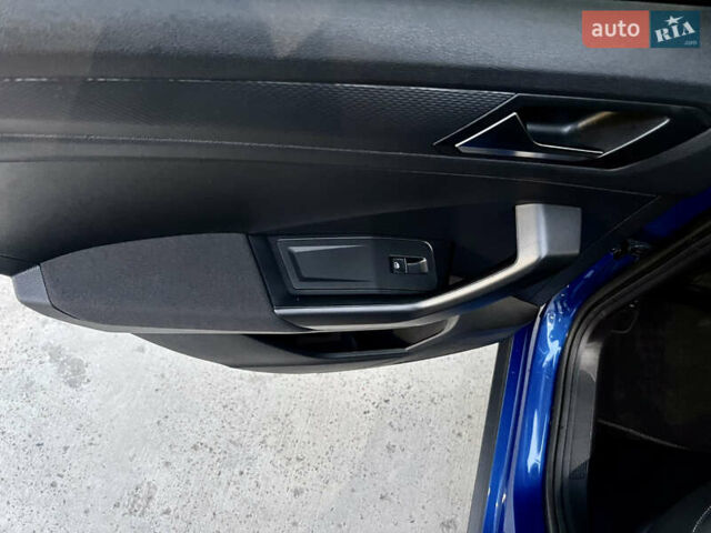 Синий Фольксваген Ти-Рок, объемом двигателя 1.5 л и пробегом 39 тыс. км за 23500 $, фото 38 на Automoto.ua