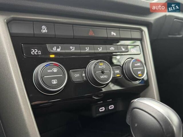 Синий Фольксваген Ти-Рок, объемом двигателя 1.5 л и пробегом 76 тыс. км за 23950 $, фото 23 на Automoto.ua