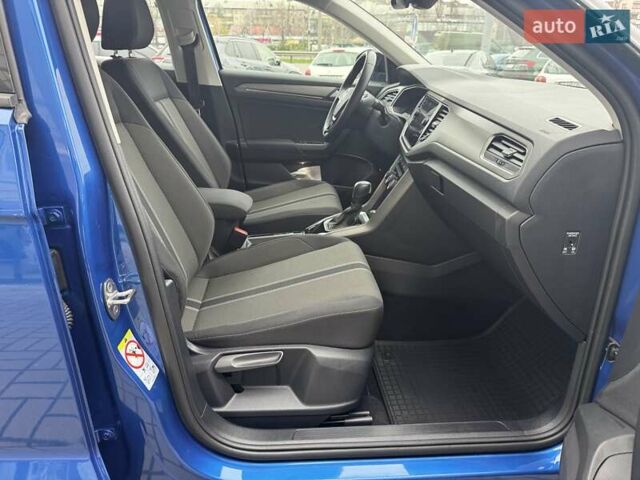 Синий Фольксваген Ти-Рок, объемом двигателя 1.5 л и пробегом 76 тыс. км за 23950 $, фото 16 на Automoto.ua
