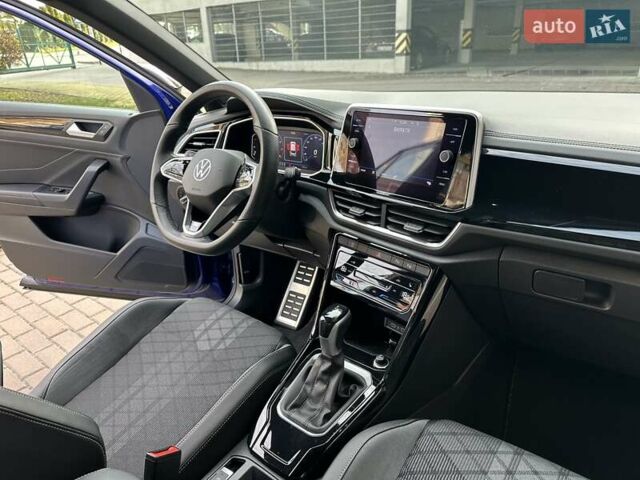 Синий Фольксваген Ти-Рок, объемом двигателя 1.5 л и пробегом 17 тыс. км за 28900 $, фото 44 на Automoto.ua