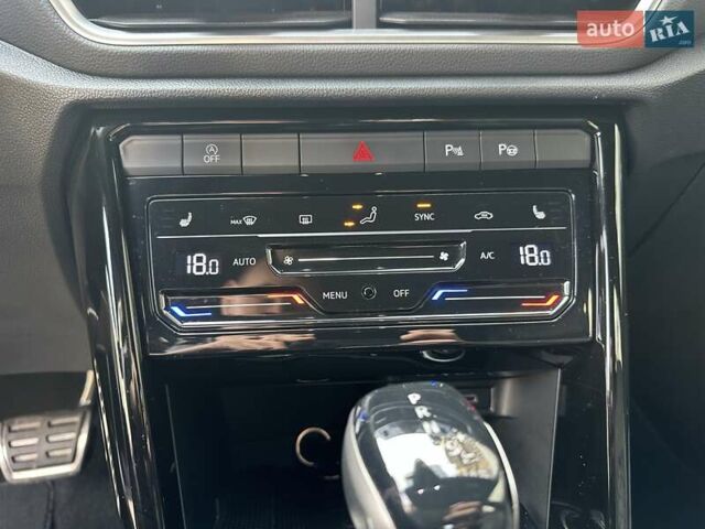 Синий Фольксваген Ти-Рок, объемом двигателя 1.5 л и пробегом 17 тыс. км за 28900 $, фото 57 на Automoto.ua