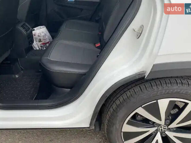 Белый Фольксваген Таос, объемом двигателя 1.5 л и пробегом 49 тыс. км за 21000 $, фото 5 на Automoto.ua