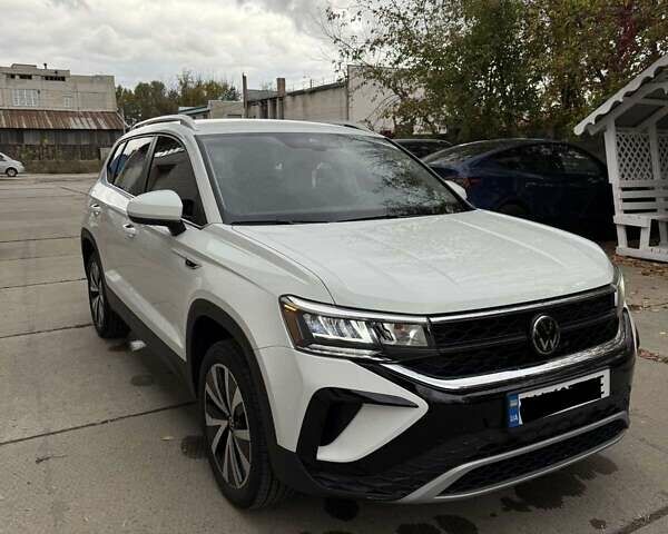 Белый Фольксваген Таос, объемом двигателя 1.5 л и пробегом 1 тыс. км за 25900 $, фото 1 на Automoto.ua
