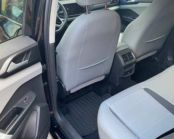 Черный Фольксваген Таос, объемом двигателя 1.5 л и пробегом 74 тыс. км за 17300 $, фото 9 на Automoto.ua