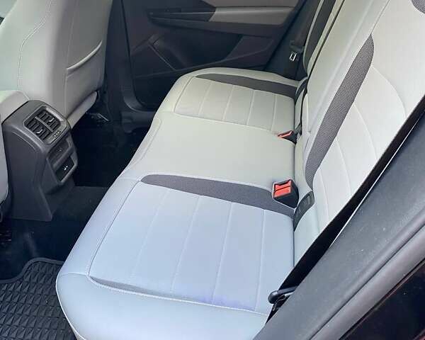 Черный Фольксваген Таос, объемом двигателя 1.5 л и пробегом 74 тыс. км за 17300 $, фото 13 на Automoto.ua