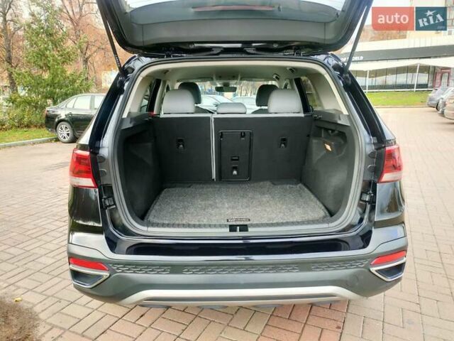 Черный Фольксваген Таос, объемом двигателя 1.5 л и пробегом 55 тыс. км за 20500 $, фото 24 на Automoto.ua