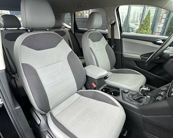 Черный Фольксваген Таос, объемом двигателя 1.5 л и пробегом 55 тыс. км за 19500 $, фото 21 на Automoto.ua