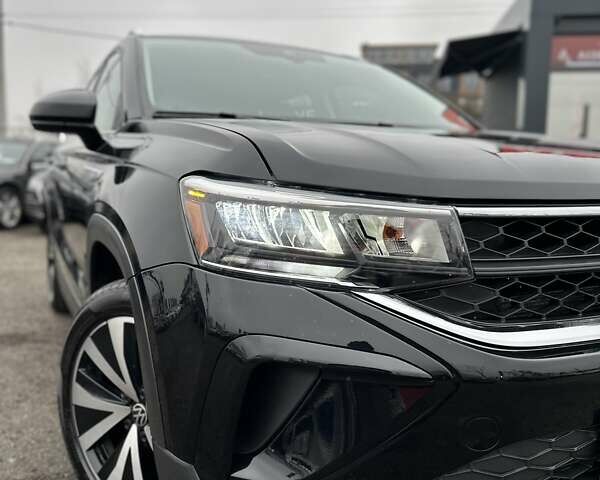 Черный Фольксваген Таос, объемом двигателя 1.5 л и пробегом 55 тыс. км за 19500 $, фото 1 на Automoto.ua