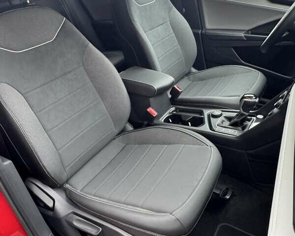 Красный Фольксваген Таос, объемом двигателя 1.5 л и пробегом 16 тыс. км за 25000 $, фото 26 на Automoto.ua