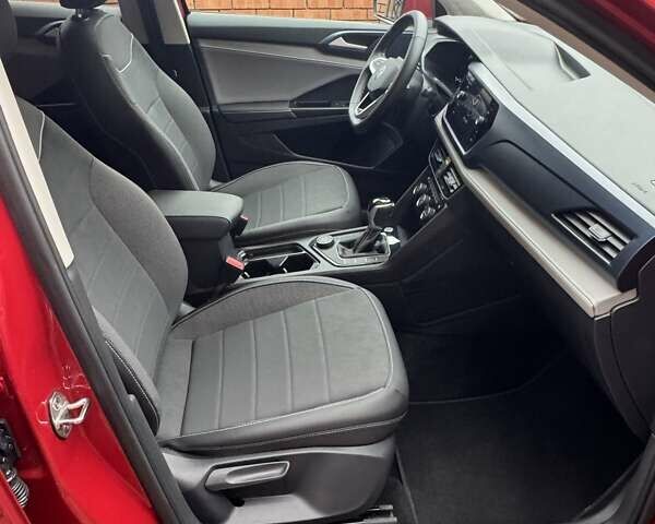 Красный Фольксваген Таос, объемом двигателя 1.5 л и пробегом 16 тыс. км за 25000 $, фото 27 на Automoto.ua