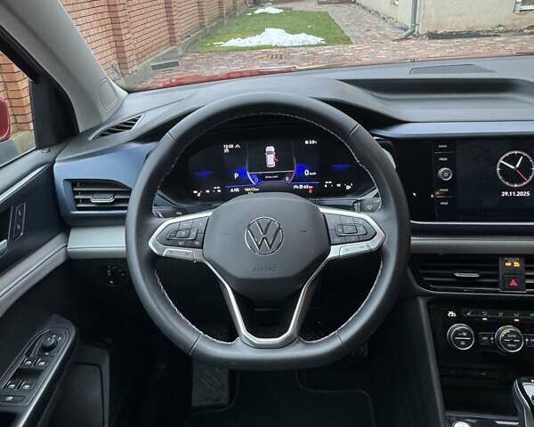 Красный Фольксваген Таос, объемом двигателя 1.5 л и пробегом 16 тыс. км за 25000 $, фото 33 на Automoto.ua