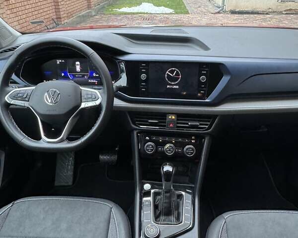 Красный Фольксваген Таос, объемом двигателя 1.5 л и пробегом 16 тыс. км за 25000 $, фото 32 на Automoto.ua