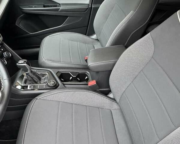 Красный Фольксваген Таос, объемом двигателя 1.5 л и пробегом 16 тыс. км за 25000 $, фото 20 на Automoto.ua