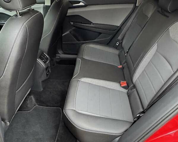 Красный Фольксваген Таос, объемом двигателя 1.5 л и пробегом 16 тыс. км за 25000 $, фото 22 на Automoto.ua