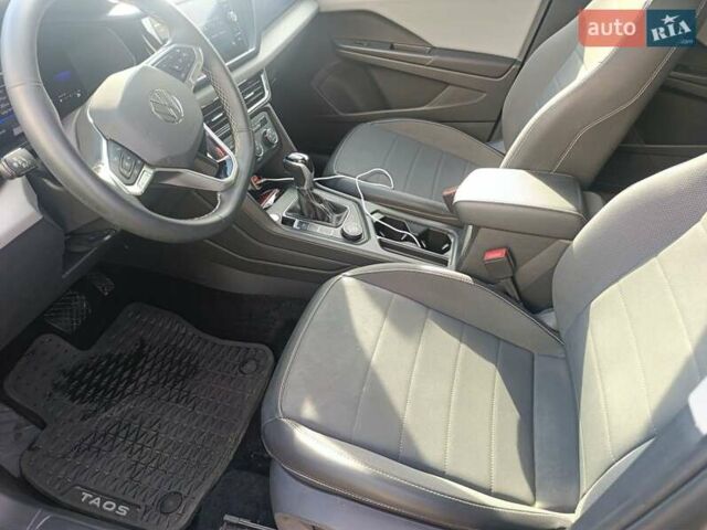 Серый Фольксваген Таос, объемом двигателя 1.5 л и пробегом 65 тыс. км за 22000 $, фото 4 на Automoto.ua