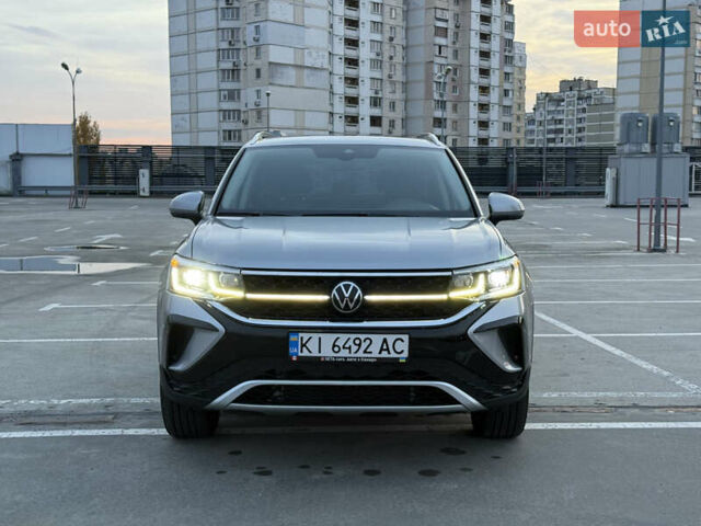 Серый Фольксваген Таос, объемом двигателя 1.5 л и пробегом 13 тыс. км за 25900 $, фото 2 на Automoto.ua
