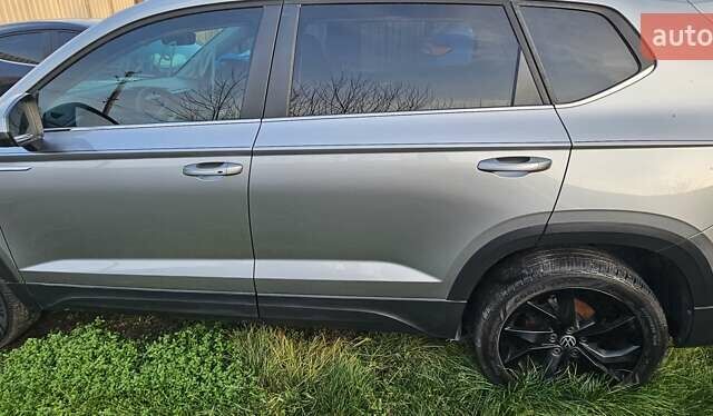 Серый Фольксваген Таос, объемом двигателя 1.5 л и пробегом 48 тыс. км за 9400 $, фото 2 на Automoto.ua