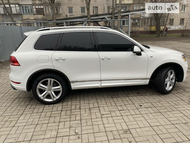 Белый Фольксваген Touareg R, объемом двигателя 3 л и пробегом 172 тыс. км за 26800 $, фото 28 на Automoto.ua