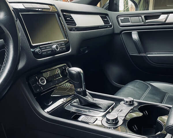 Черный Фольксваген Touareg R, объемом двигателя 3 л и пробегом 205 тыс. км за 26500 $, фото 21 на Automoto.ua