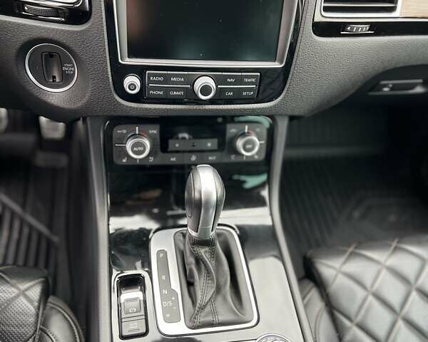 Серый Фольксваген Touareg R, объемом двигателя 3 л и пробегом 109 тыс. км за 43499 $, фото 18 на Automoto.ua